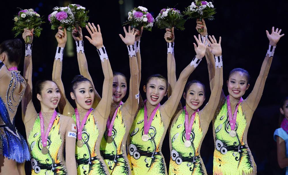 Campionati mondiali di ginnastica ritmica a Stoccarda. La squadra giapponese festeggia la medaglia di bronzo. (Afp)